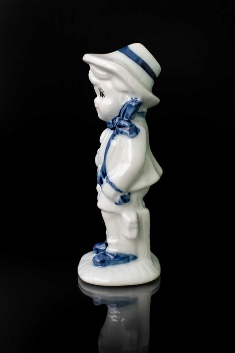 Порцеланова фигура на момче Делфт.