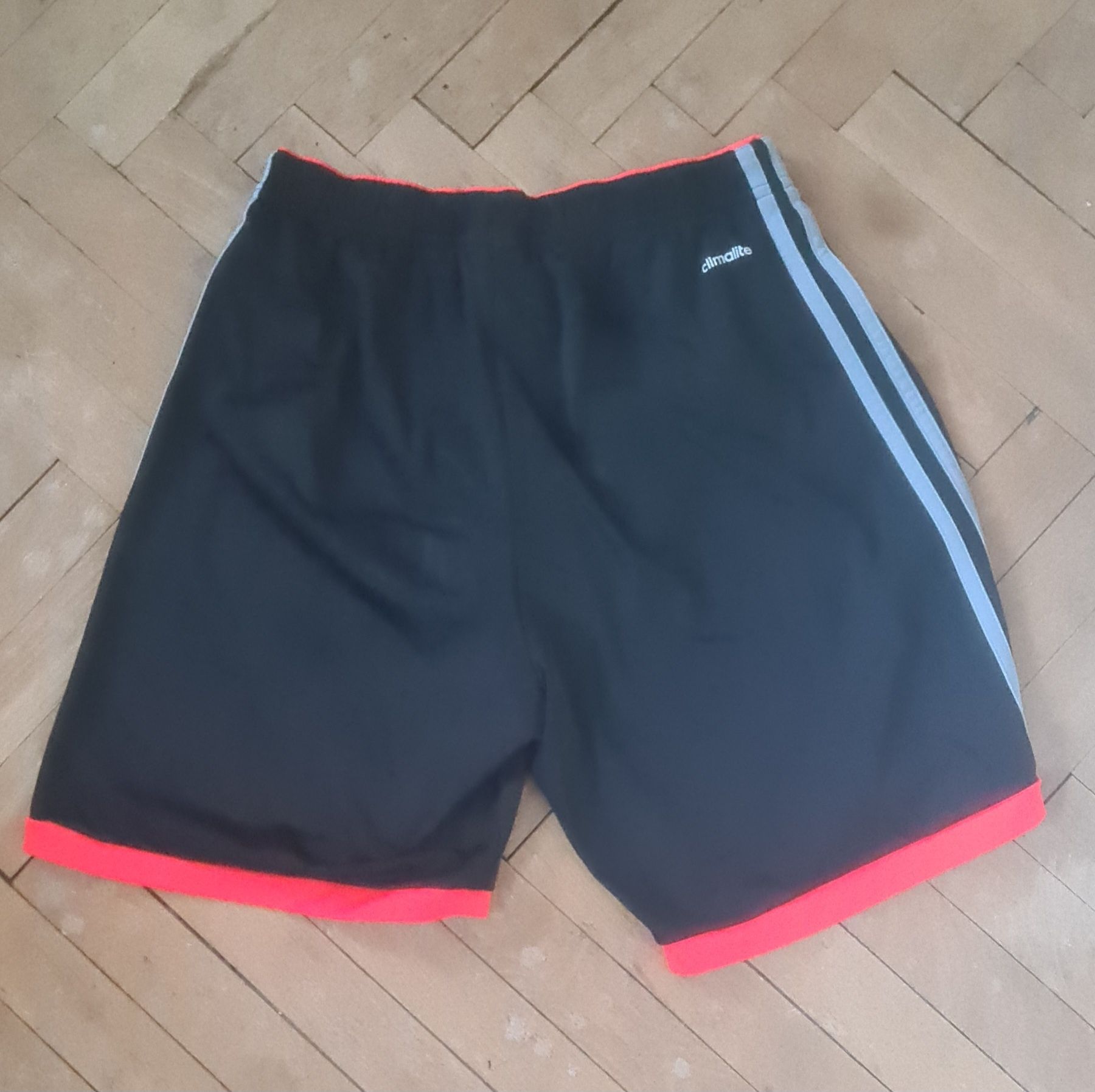 Къси панталони на Adidas