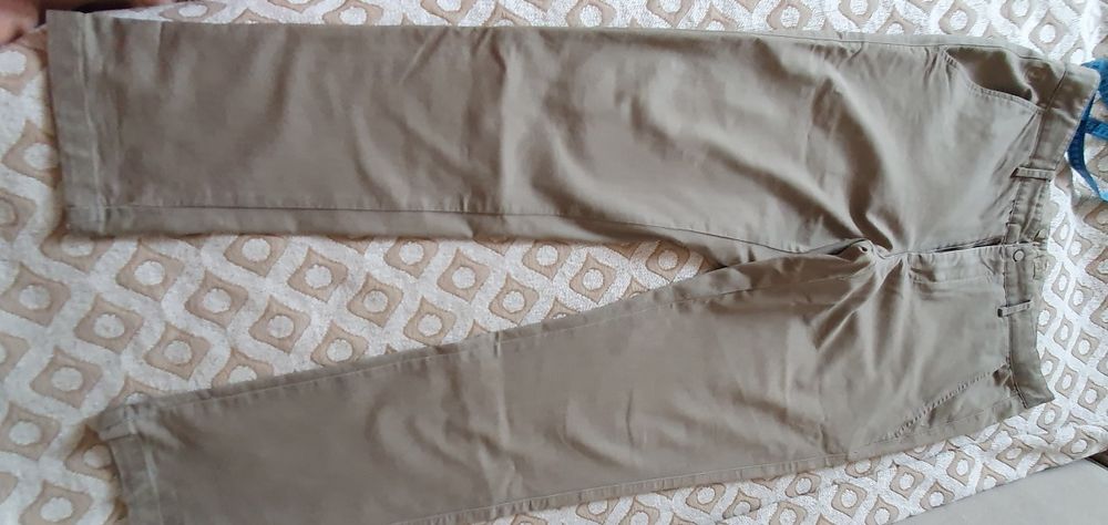 Брюки бежевые и джинсы новые 46-48 новые есть и женские. Из США.