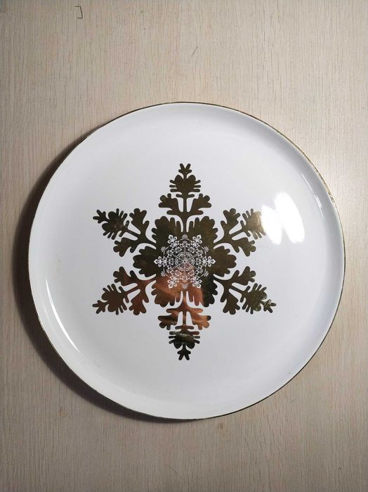 Тарелка-поднос (цвет белый с позолотой) с изображением снежинки