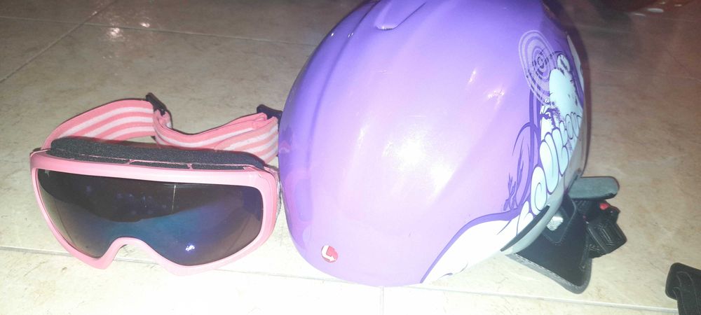 Топло зимно облекло и стилна ски екипировка за деца