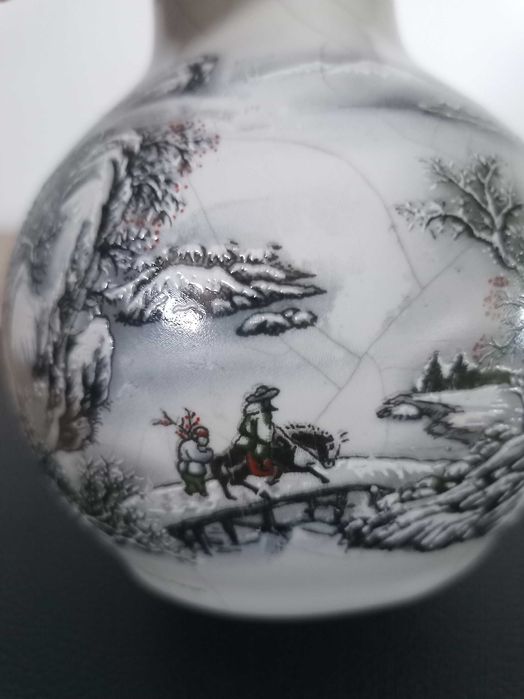 Китайска порцеланова ваза с пукаща глазура с ръчно рисувана