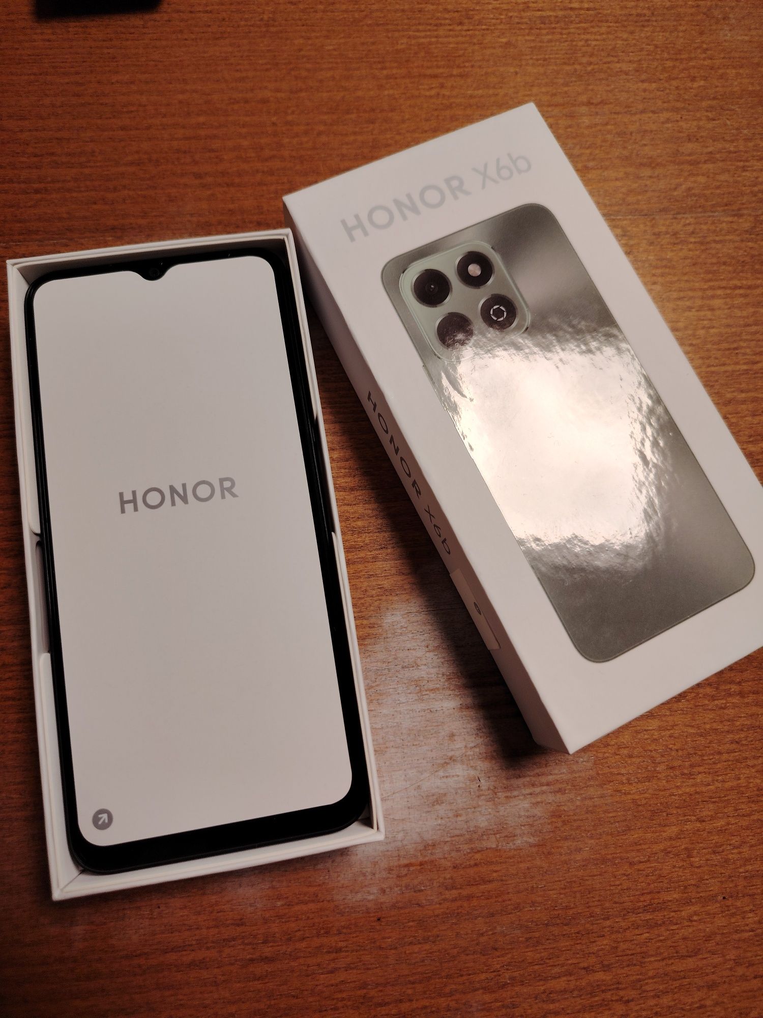 HonorX6b чисто нов
