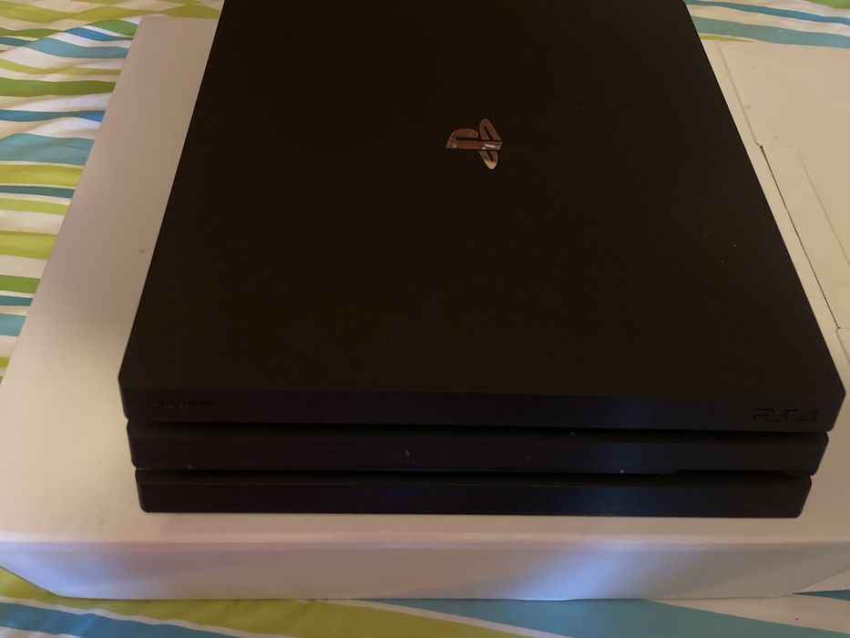 Vând ps 4 pro cu două jocuri le el și două manete