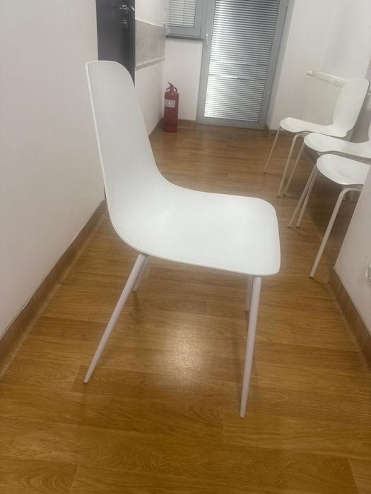 Scaune albe si portocalii