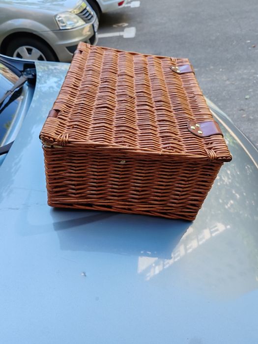 Valiza vintage picnic utilată complet.