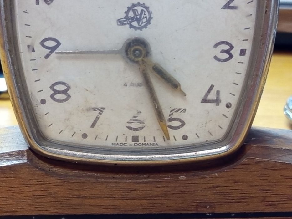 Ceas mecanic de masă Victoria Arad,anii 70-80,fabricat în România.