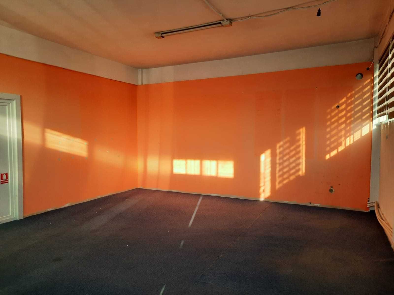 Închiriez hală de producție