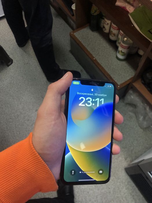 Iphone x srochna sotiladi