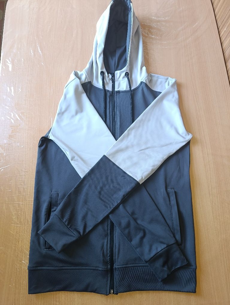 Спортивный костюм и джинсы