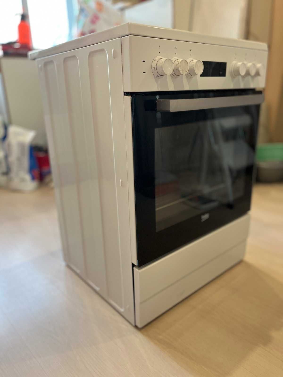 Електрическа печка Beko с фурна и котлони.