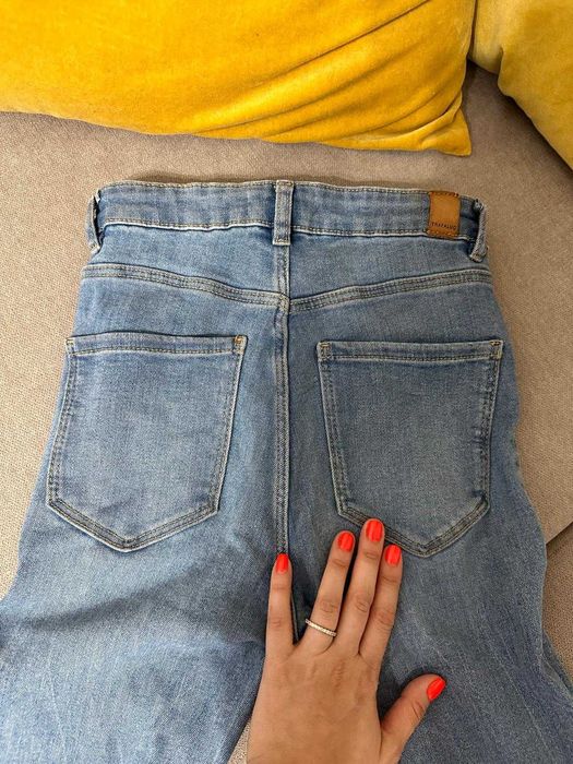 Blugi Zara cu model push up