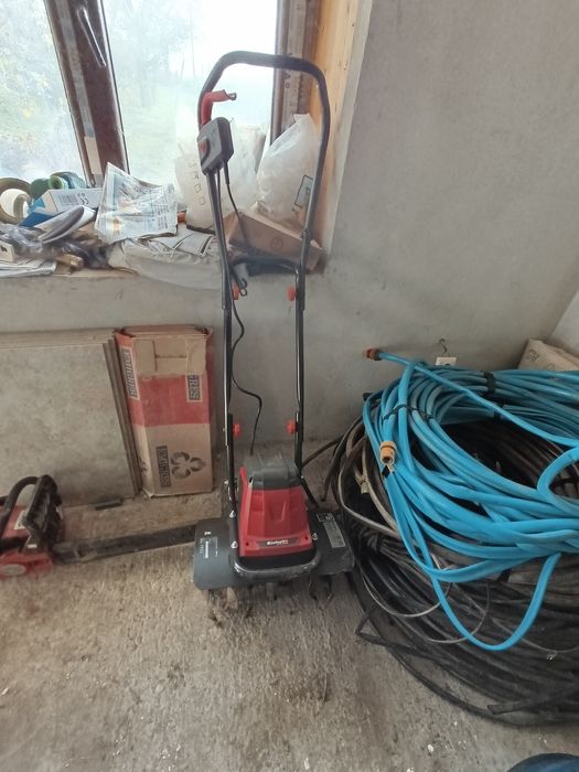 Продавам електрическа фреза Einhell