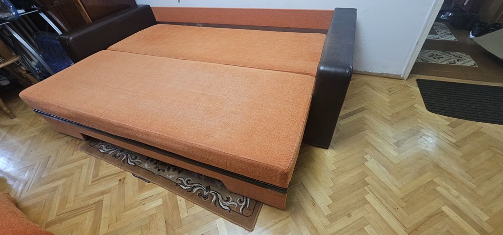 Vand Canapea extensibilă, cu spațiu de depozitare.

Dimensiuni totale: