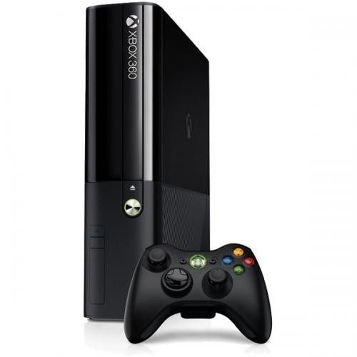 Vând Xbox 360 cu 30 de jocuri 2 manete și accesorii