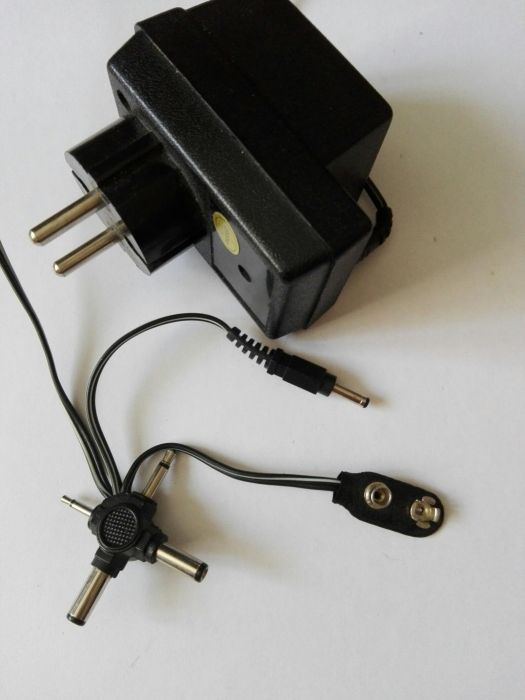 Convertor universal AC DC adaptor cu conectori multiplii