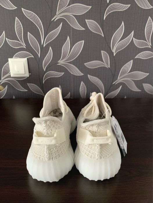 Yeezy 350 noi cu eticheta