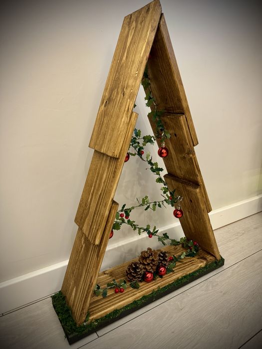 Елегантна и Минималистична Ръчно Изработена Дървена Коледна Елха