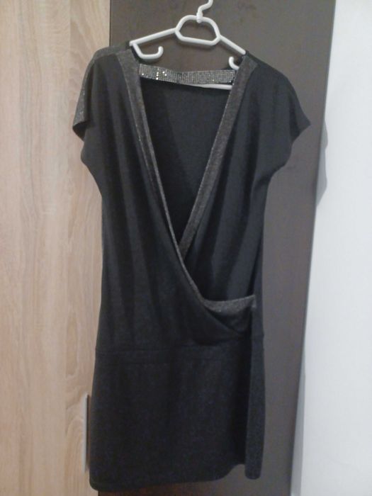 Черна къса рокля с отворен гръб