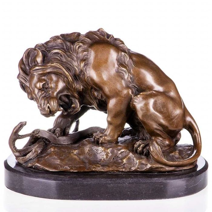 Statueta bronz reprezinta lupta dintre leu și șarpe după Barye.