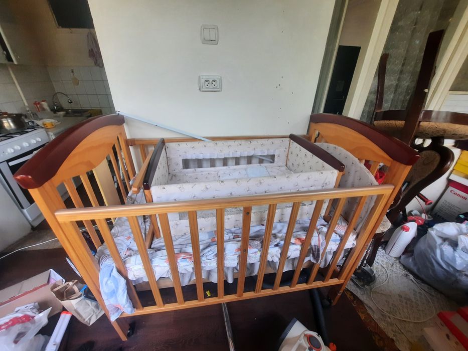 Продаётся детская кровать вместе с люлкой . Почти не использовано.