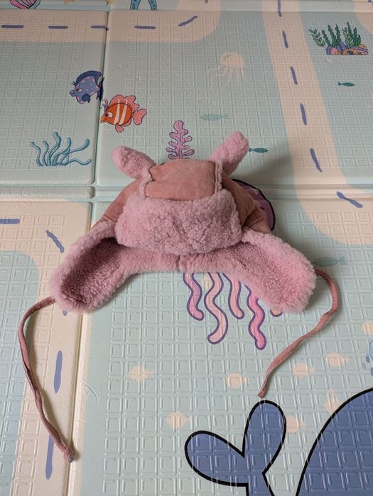 Розова зимна бебешка шапка от ярешка кожа