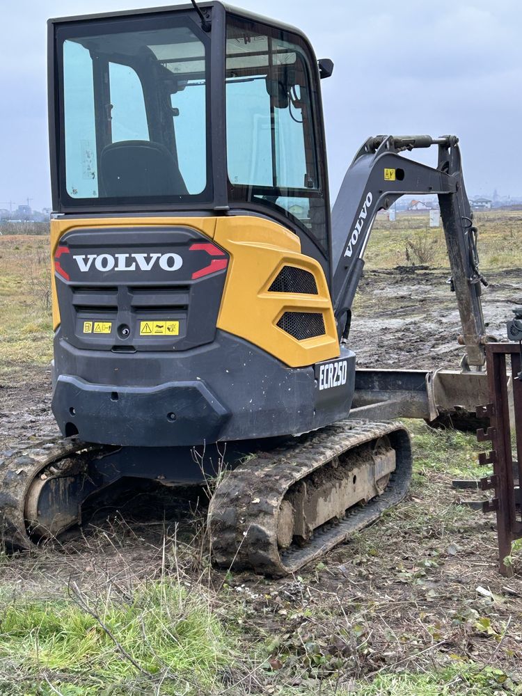 Inchiriez miniexcavator si bobcat