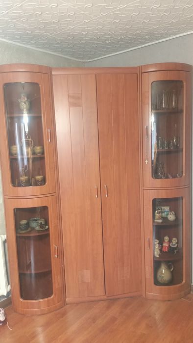 Продам шкафы - стенка угловые разборные, два уголовных и два серванта.