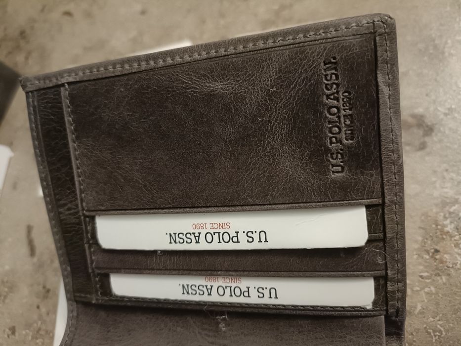 Vând portofele noi  originale Polo !