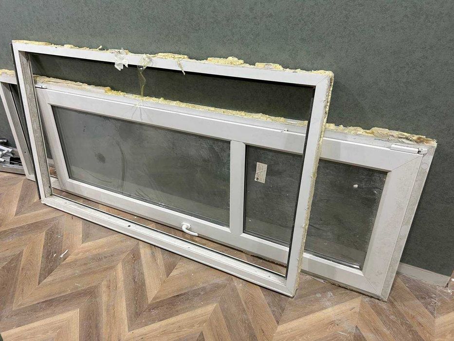 Продам пластиковую дверь+окно