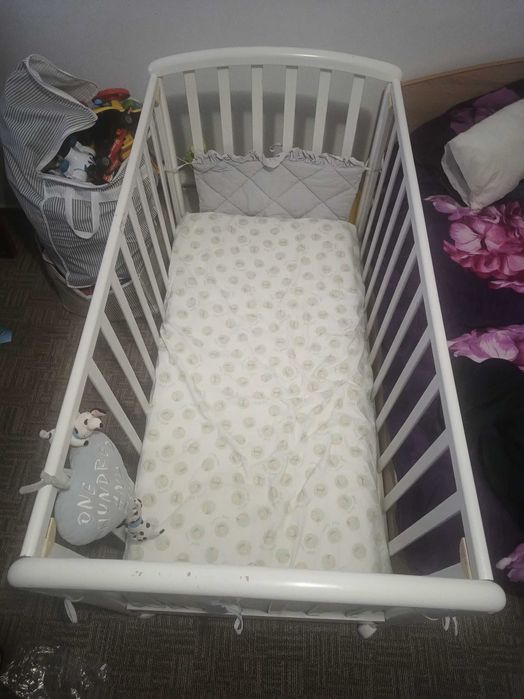 Pătuț bebe alb cu margini ajustabile