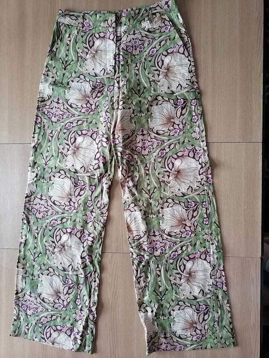 Pantaloni H&M de vară largi fond verde cu imprimeu floral mărimea M-L