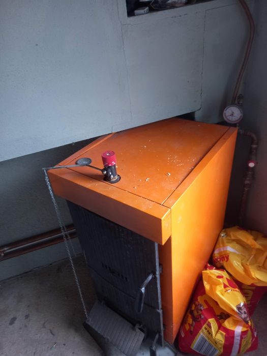 Centrală pe lemne și cărbuni din fontă 28 kW ca și nouă