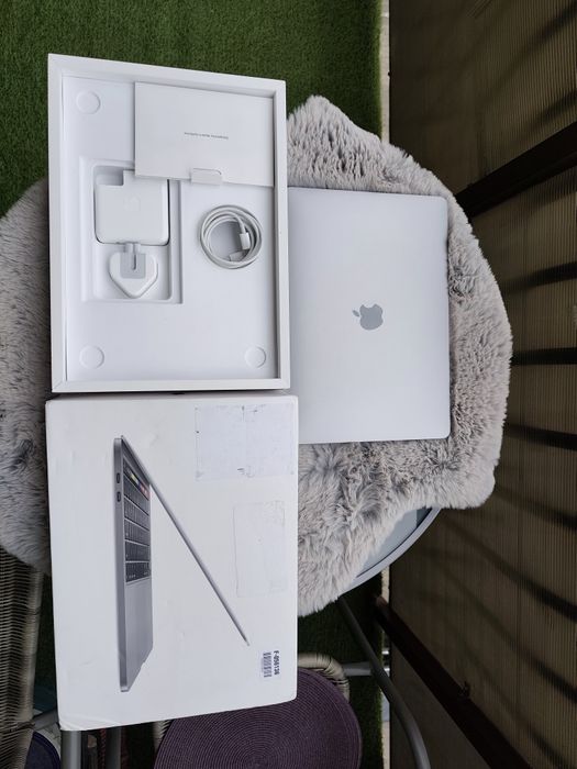 Apple MacBook 13" Pro 2020 4 Thunderbolts TouchBar i5 16gb ram, 512gb