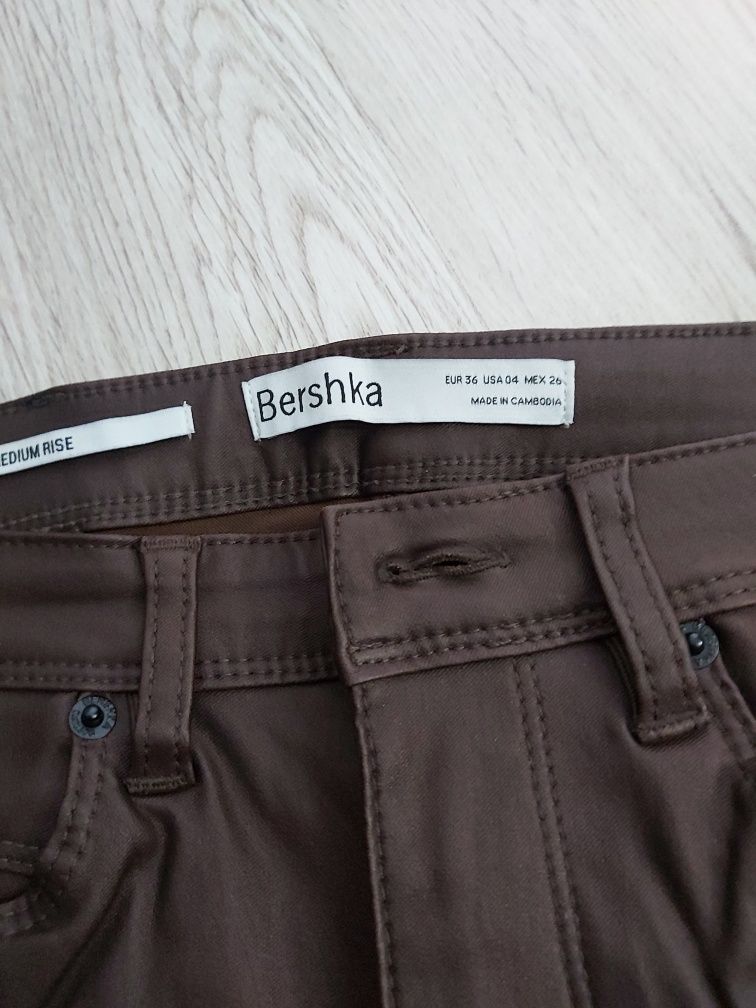 Pantaloni  Bershka  noi