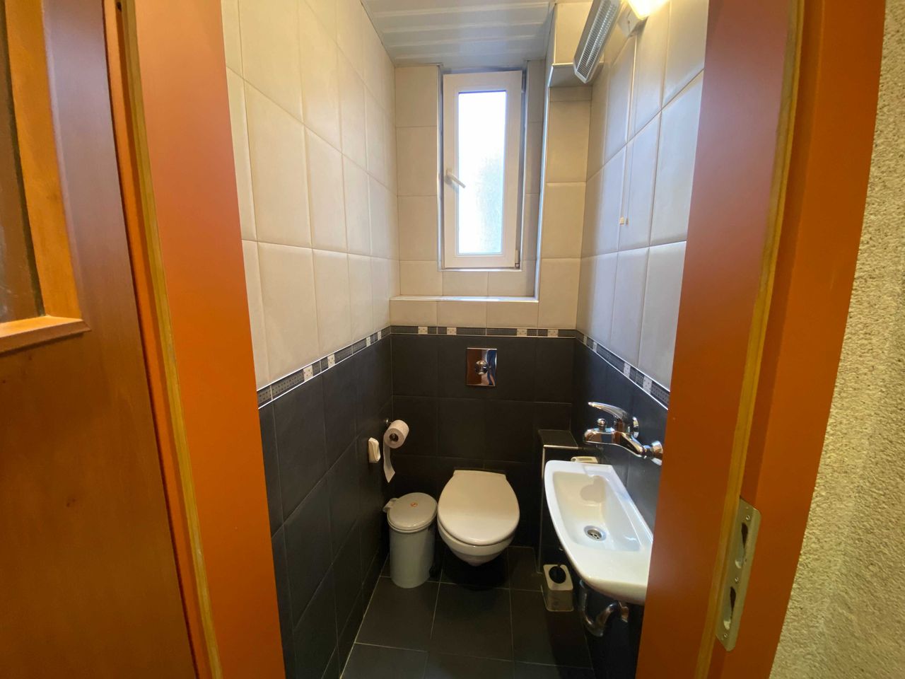 Дава се под наем Тристаен апартамент в Бургас, Център - 120 кв.м за 331.5 € - Снимка #17