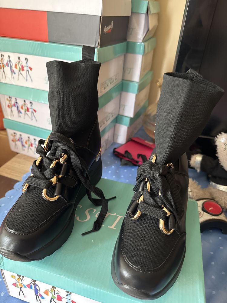 Ghetute  negre marimi 37,35,38