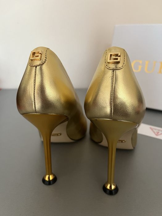 Златни обувки на висок ток Guess