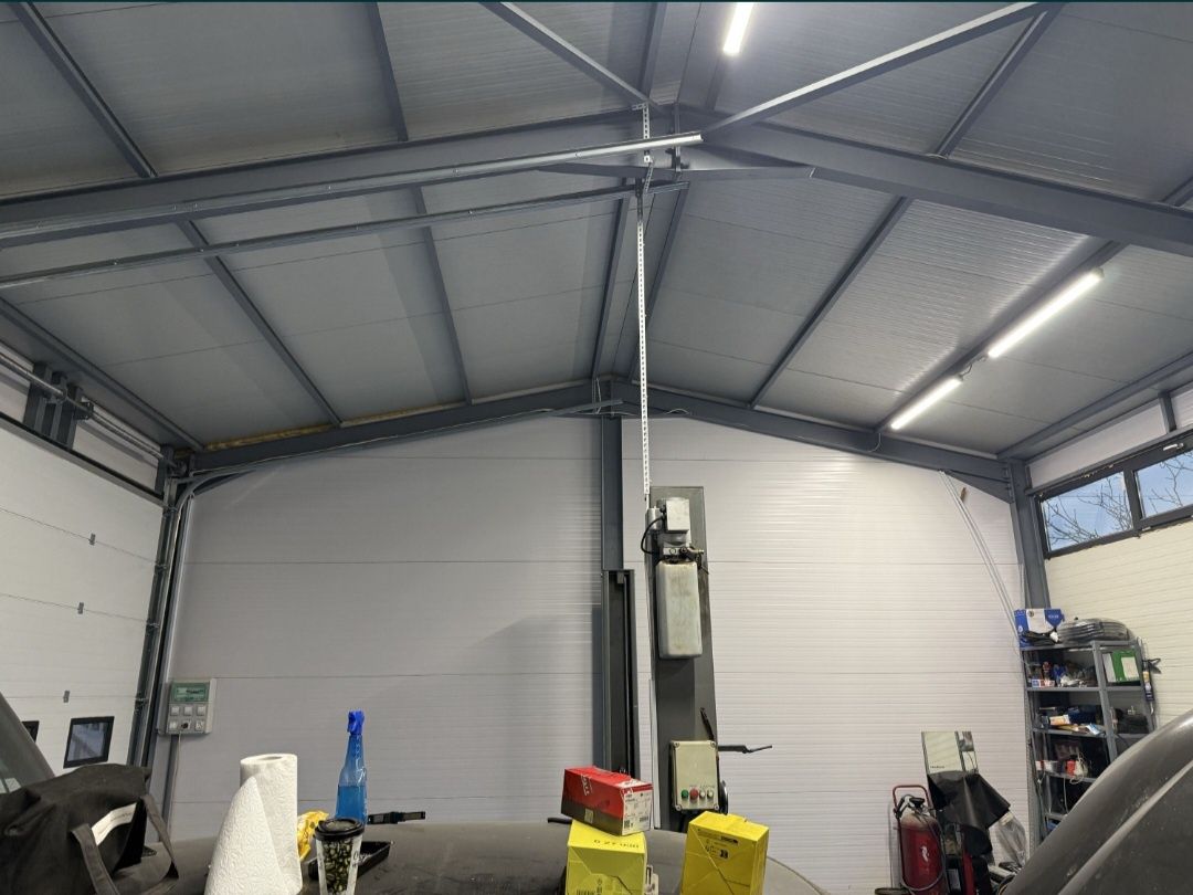 Vând hala metalică 10x30x4m închisă cu panouri sandwich
