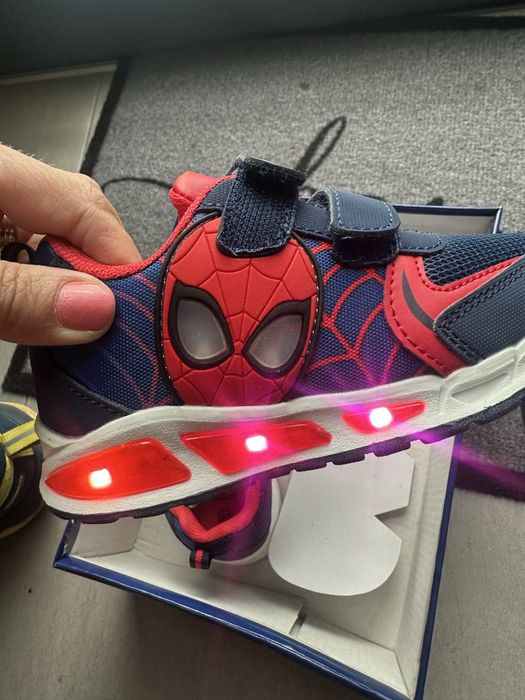 Pantofi sport noi, cu LED, Spiderman,, mărime 26;
