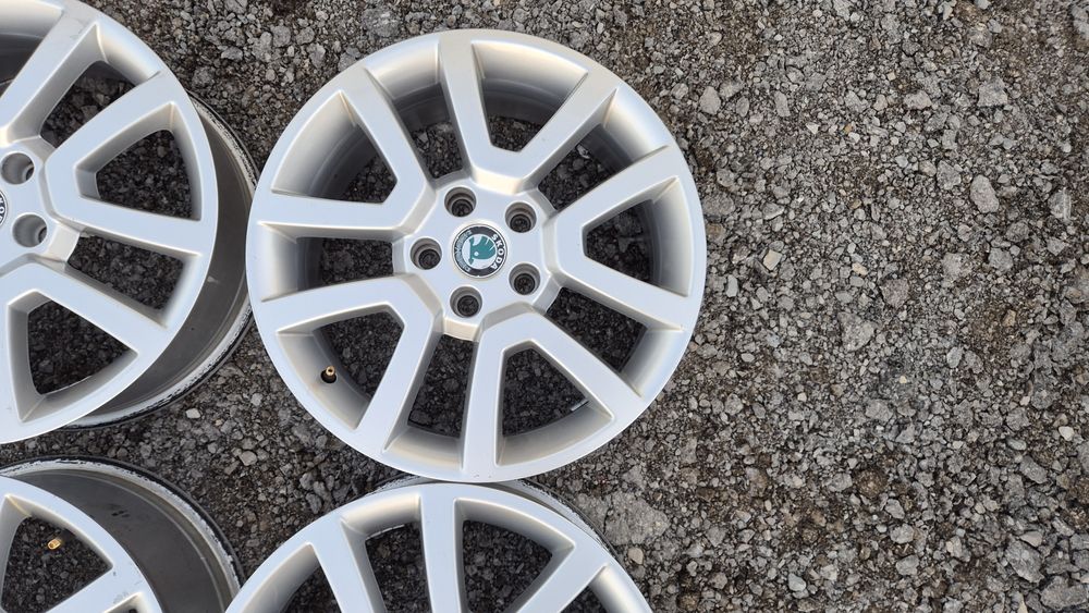 Оригинални джанти Шкода 5/112 Skoda Yeti 5x112

Употребявани, Шумен