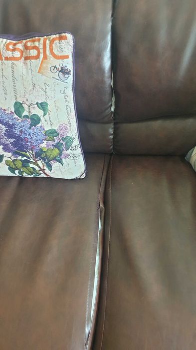 Кожена холна гарнитура състояща се от троен диван, двоен и фотьойл