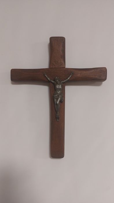 Христово разпятие. Дървен кръст с метална отливка.