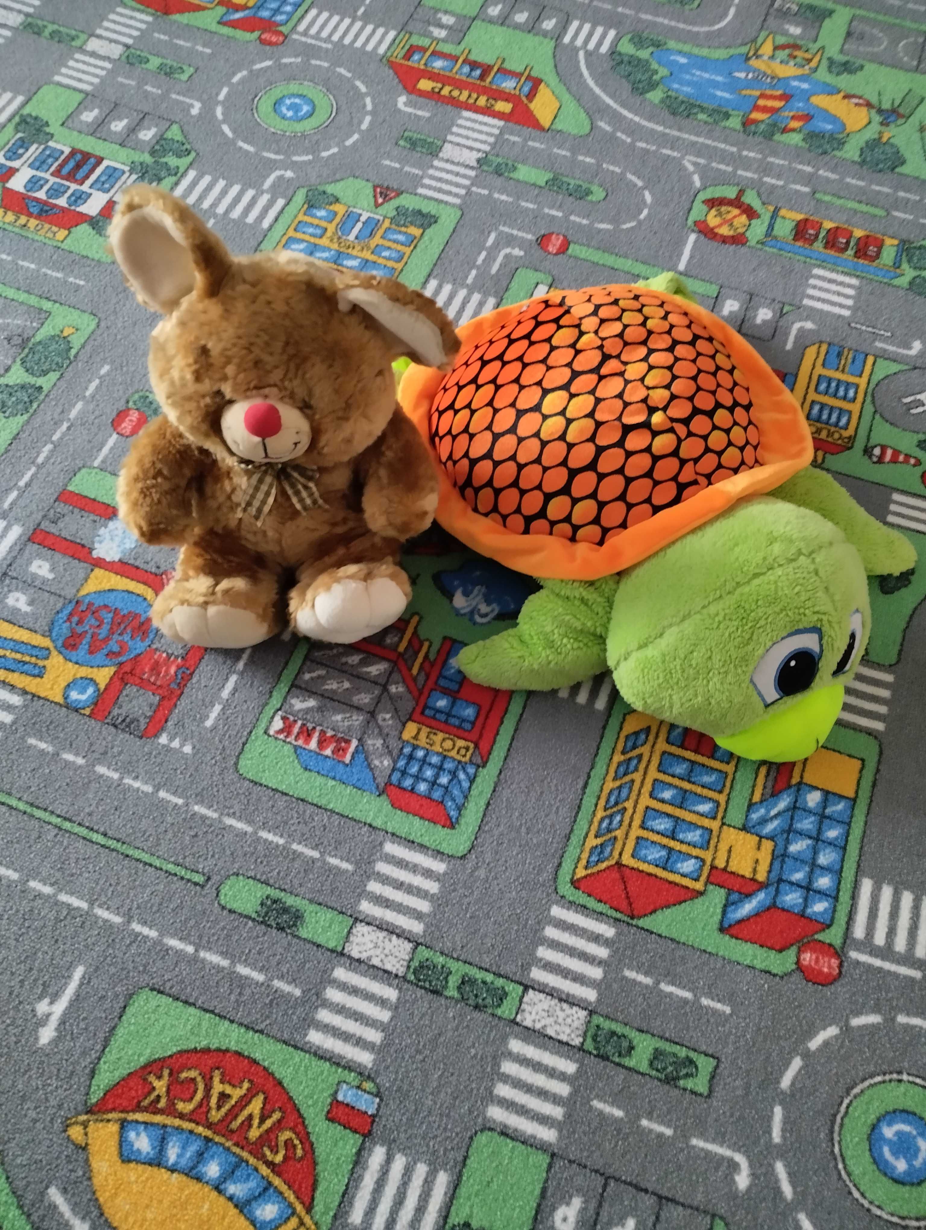 Две големи плюшени играчки