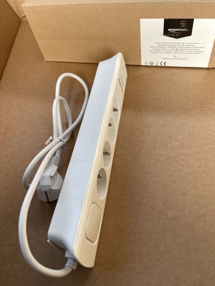 Tripla prelungitor 4 prize Amazon basics cu incarcator inclus usb
