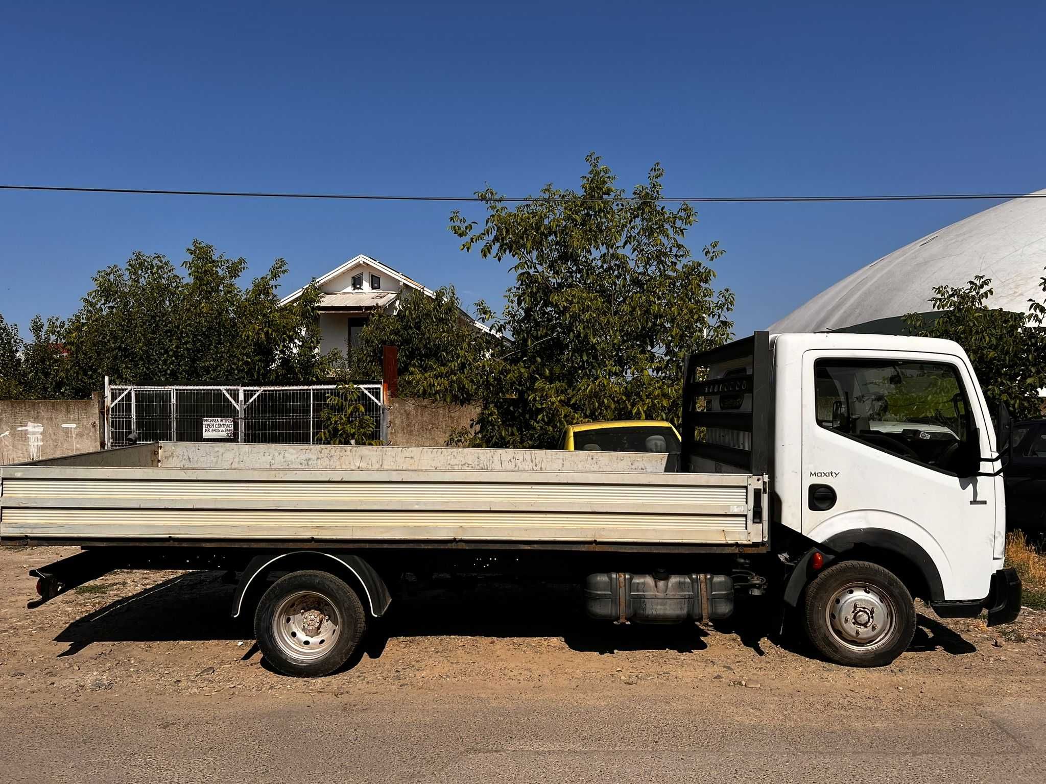 Dezmembrez Renault Maxity autoutilitara