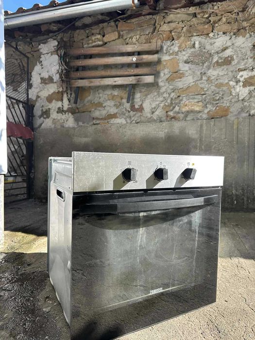 Продава се фурна ZANUSSI работи безпроблеммно