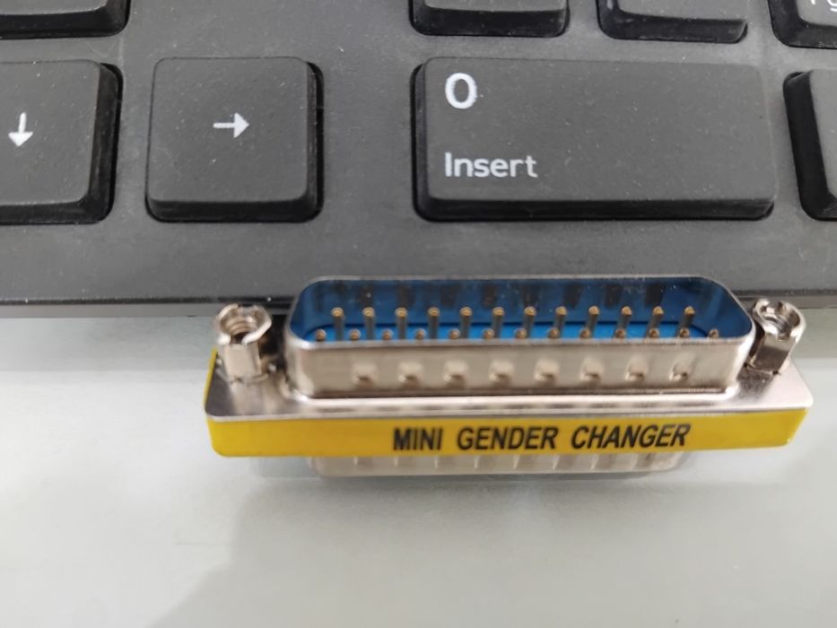 Eski kopyuter qurilmalar uchun ishlatiladigan adaptor