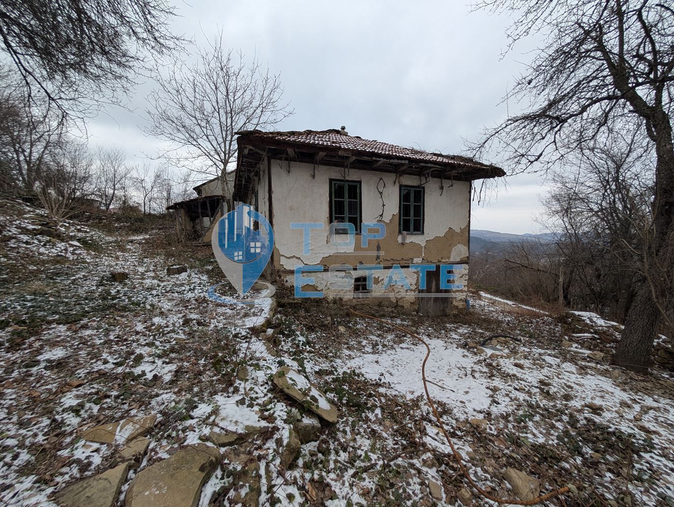 Парцел със стара къща в близост до град Трявна