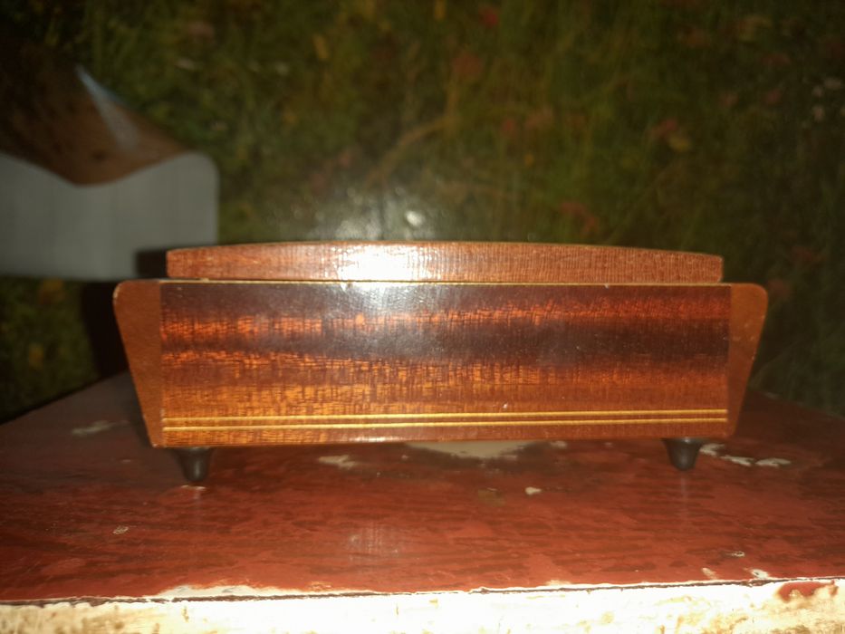 Продаёться антиквариат:музыкальная шкатулка.сделано 1985г. Фирмы ROUGE